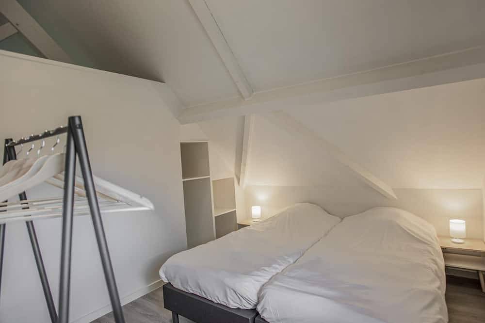 Maison dans un parc de vacances avec piscine in Lacapelle-Marival, Lot
