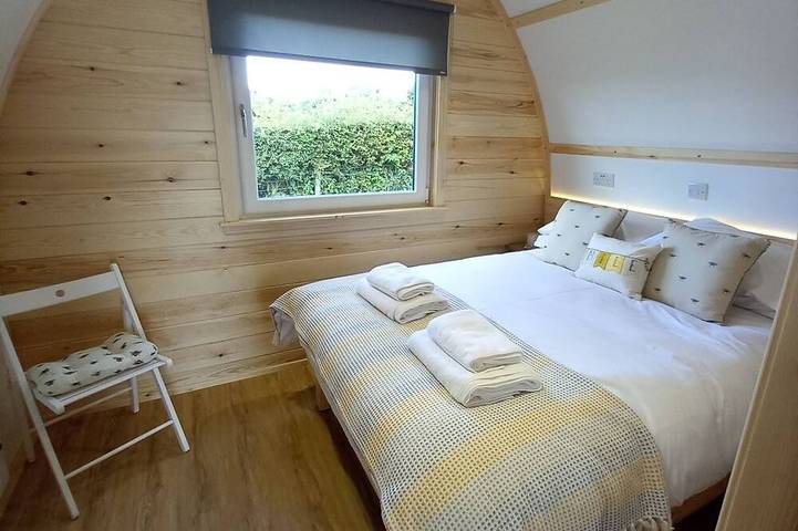 Large-Hot Tub-Cabin-Ensuite with Shower in Scottish Borders