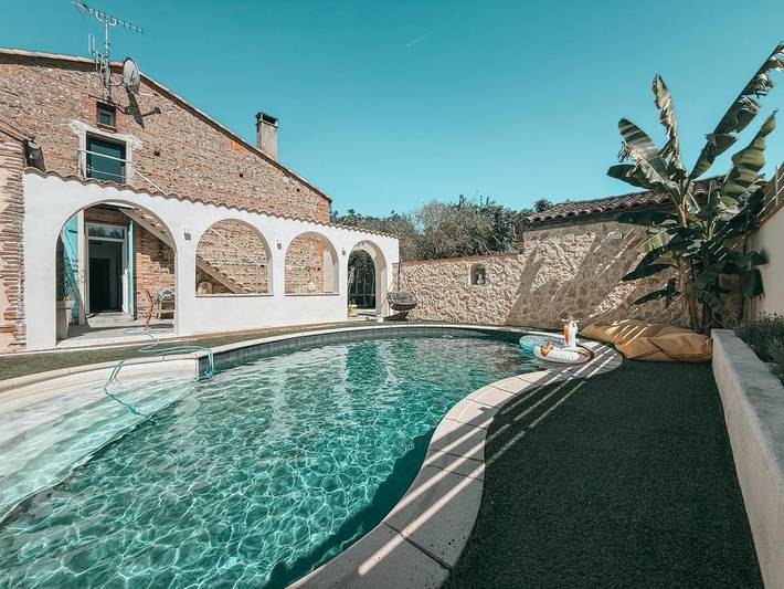 Gîte pour 15 personnes, avec Jacuzzi et Terrasse ainsi que Jardin et Piscine à Castelnau-d'Estrétefonds