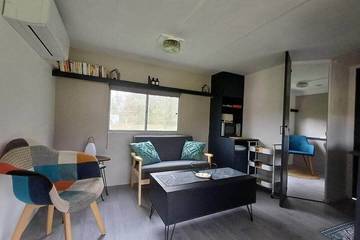Cabane en bois pour 2 personnes, avec sauna et jardin ainsi que jacuzzi et piscine dans Indre