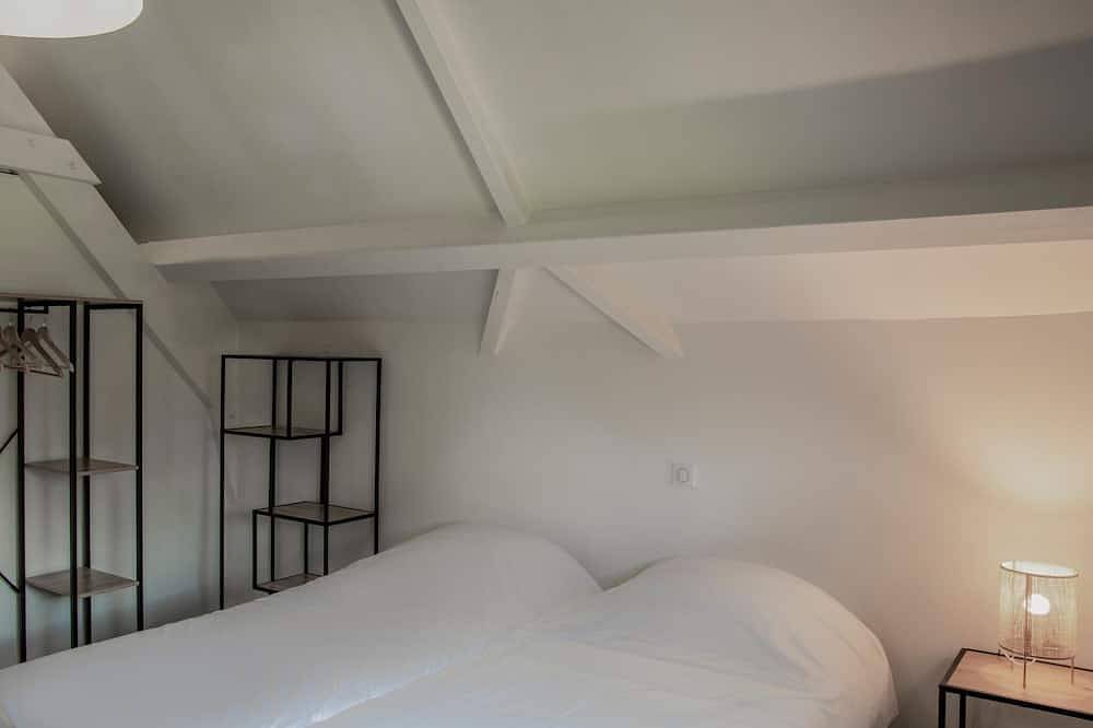Maison sur parc de vacances avec piscine in Lacapelle-Marival, Lot