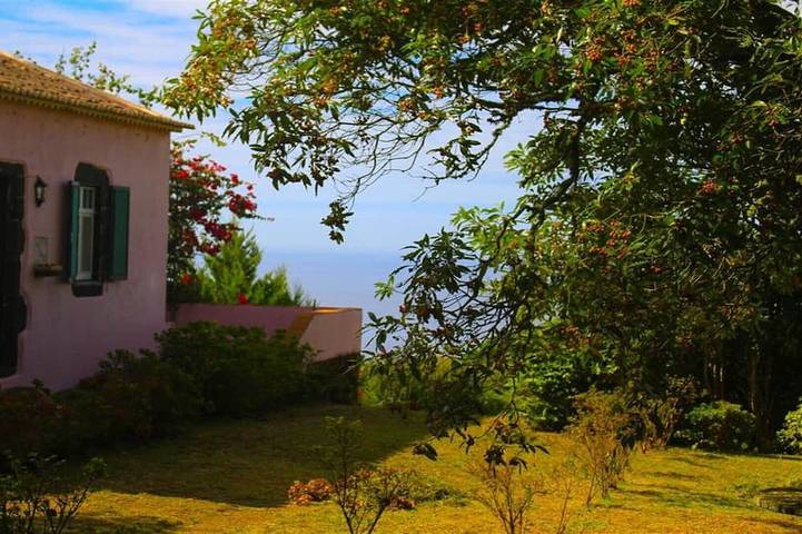 Casa de campo para 7 pessoas, com jacuzzi e varanda e ainda jardim na Ilha de São Miguel