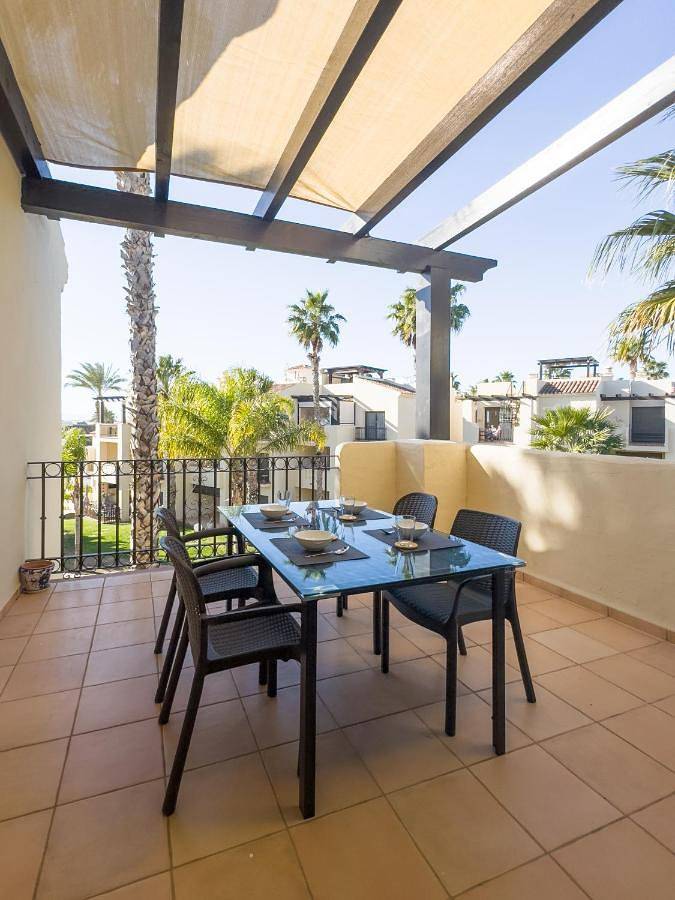 Apartamento de vacaciones para 4 personas, con balcón y piscina además de vistas y jardín - 1
