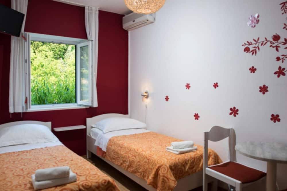 Twin bed room, 500 year old guesthouse with pool in Dubrovnik, Grad Dubrovnik