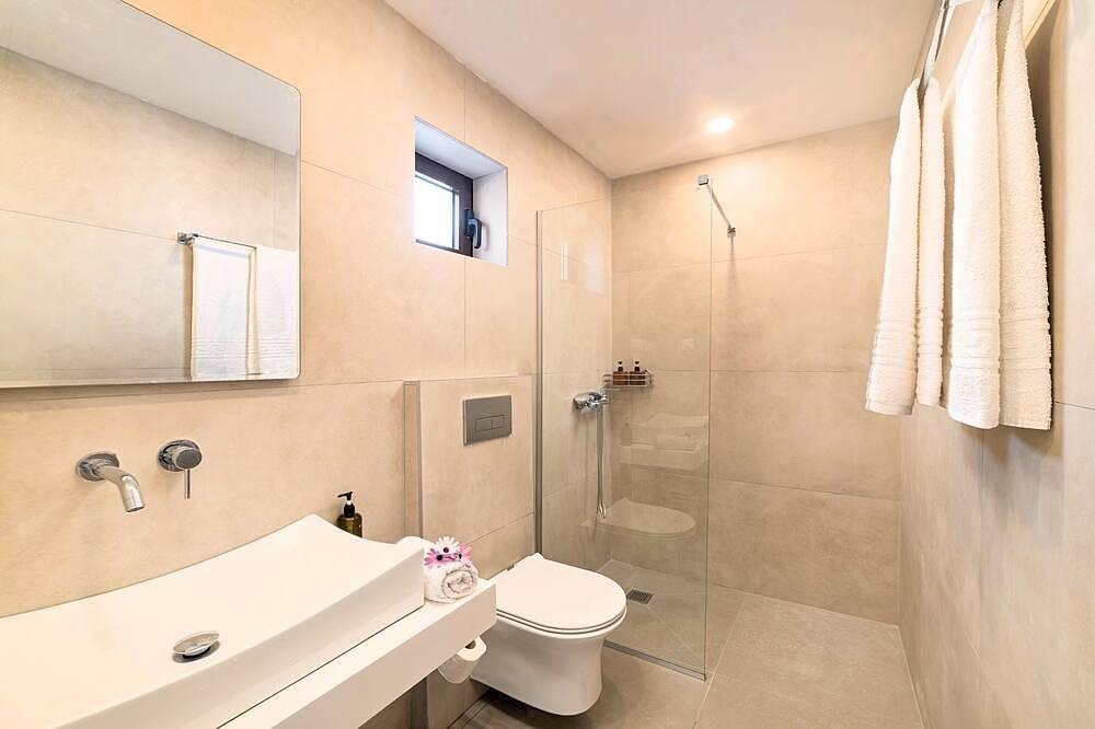 Ganze Wohnung, Welcome Apts laid just 1600m away from the longest sandy beach of northern Crete and the touristic Georgioupolis Town, offering great views to the Cretan Sea and the White Mountains.  Welcome Apts is ideal for couples, families, a group of families or a g in Georgioupoli, Chania und Umgebung