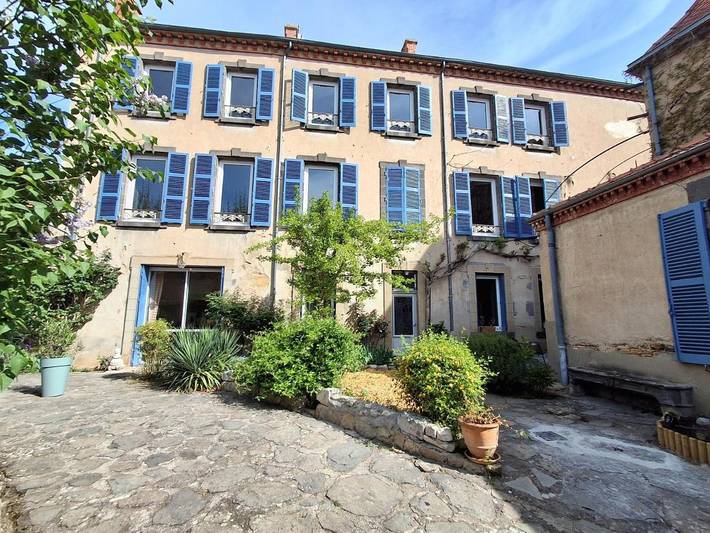 Location de vacances pour 6 personnes, avec vue ainsi que terrasse et jardin à Saint-Germain-Lembron