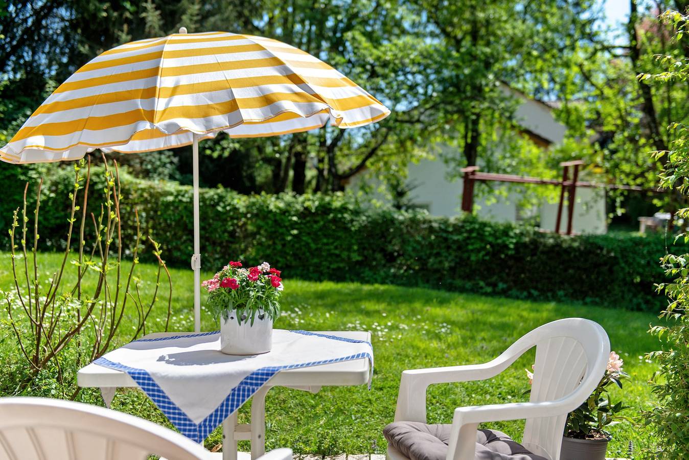Ganze Wohnung, Ferienwohnung 'Zizi' mit Bergblick, privater Terrasse und Wi-Fi in Stockach, Landkreis Konstanz
