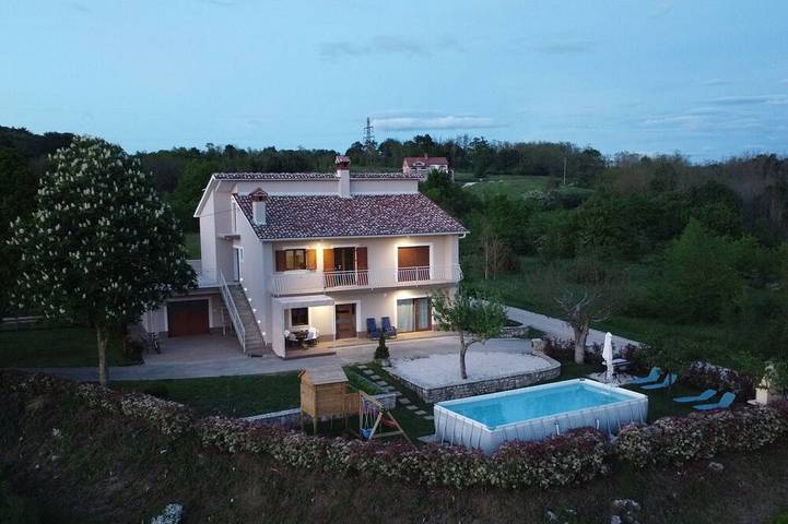 Ferienwohnung für 9 Personen, mit Garten und Whirlpool