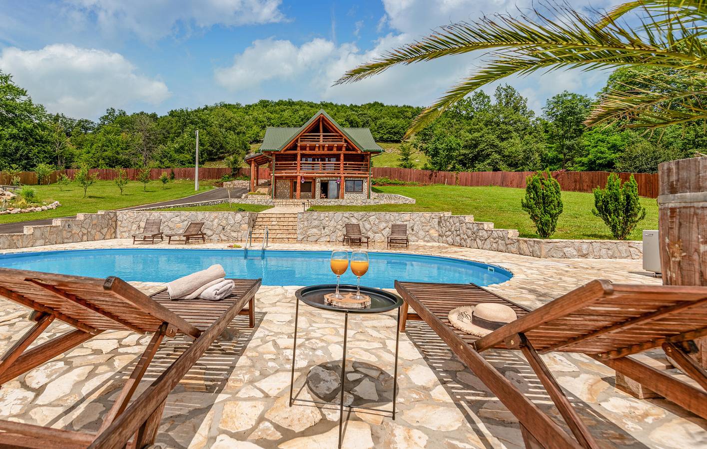 Geräumige 2-Zimmer-Wohnung mit Pool, Grill und WLAN in der Nähe des Flusses Lika in Gospitsch, Lika-Senj
