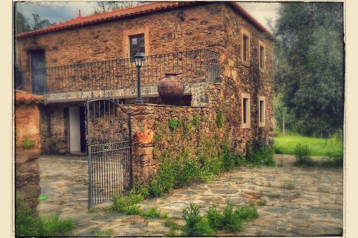 Location de vacances pour 8 personnes, avec balcon ainsi que jardin et piscine, animaux acceptés dans Alvares
