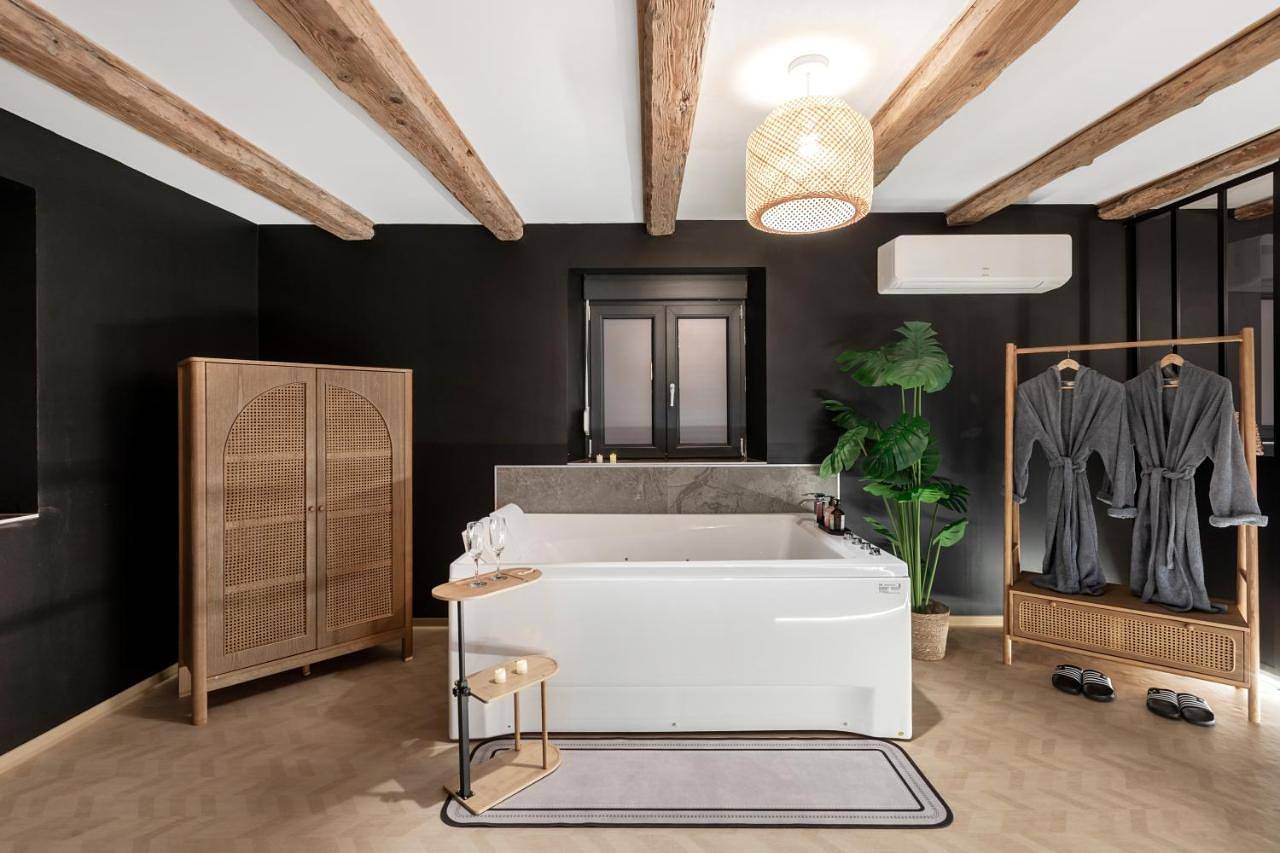 Appartement entier, Suite Romantique en Alsace - Balnéo Privative et Parking in Muttersholtz, Région de Sélestat-Erstein
