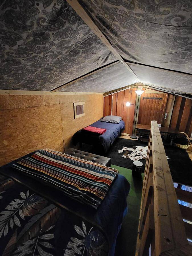 Location de vacances pour 3 personnes, avec Terrasse ainsi que Jardin et Vue à Marnoz