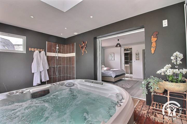 Chambre d’hôte pour 2 personnes, avec Terrasse ainsi que Jacuzzi et Jardin en Cotes-d'Armor