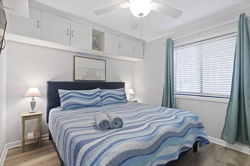 Ganze Wohnung, By The Sea: Gorgeous ocean views with balcony! in North Topsail Beach, Camp Lejeune