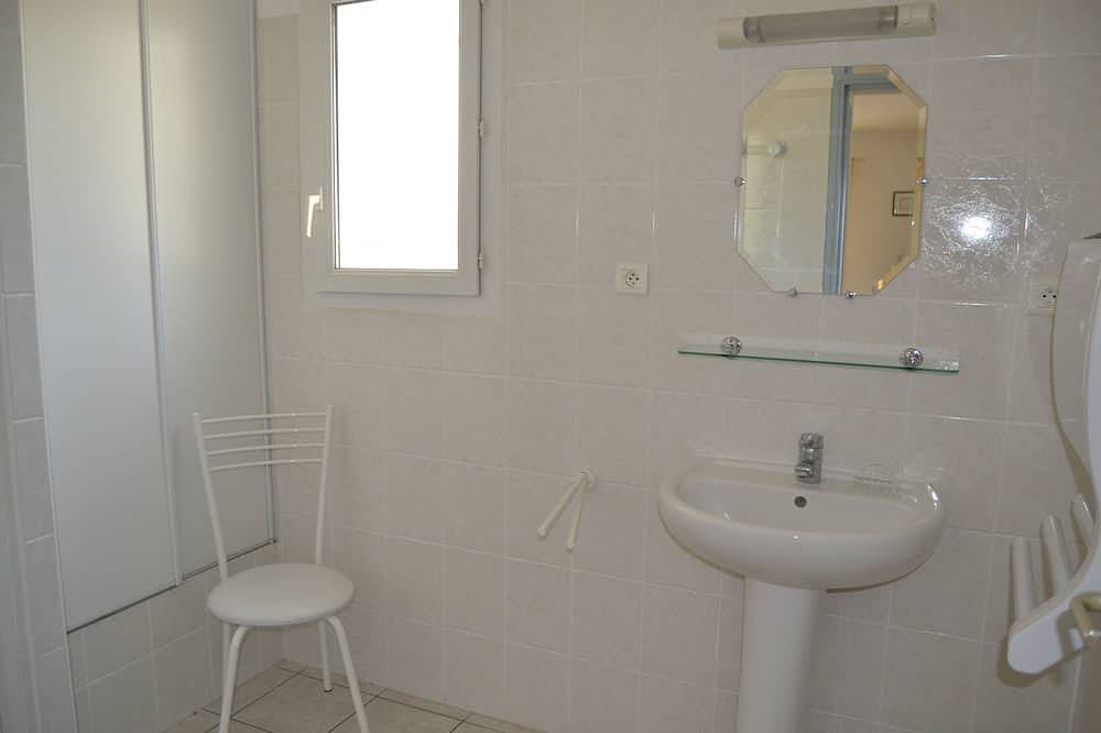 Air-conditioned villa with private pool 100 m from the start of the Mont Ventoux climb in Malaucène, Parque natural regional del Mont Ventoux