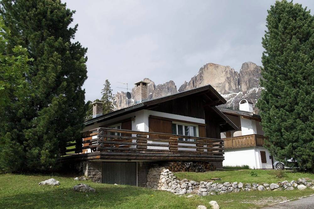 Berghütte in Karersee mit freiem Blick auf den Latemar in Karersee, Welschnofen