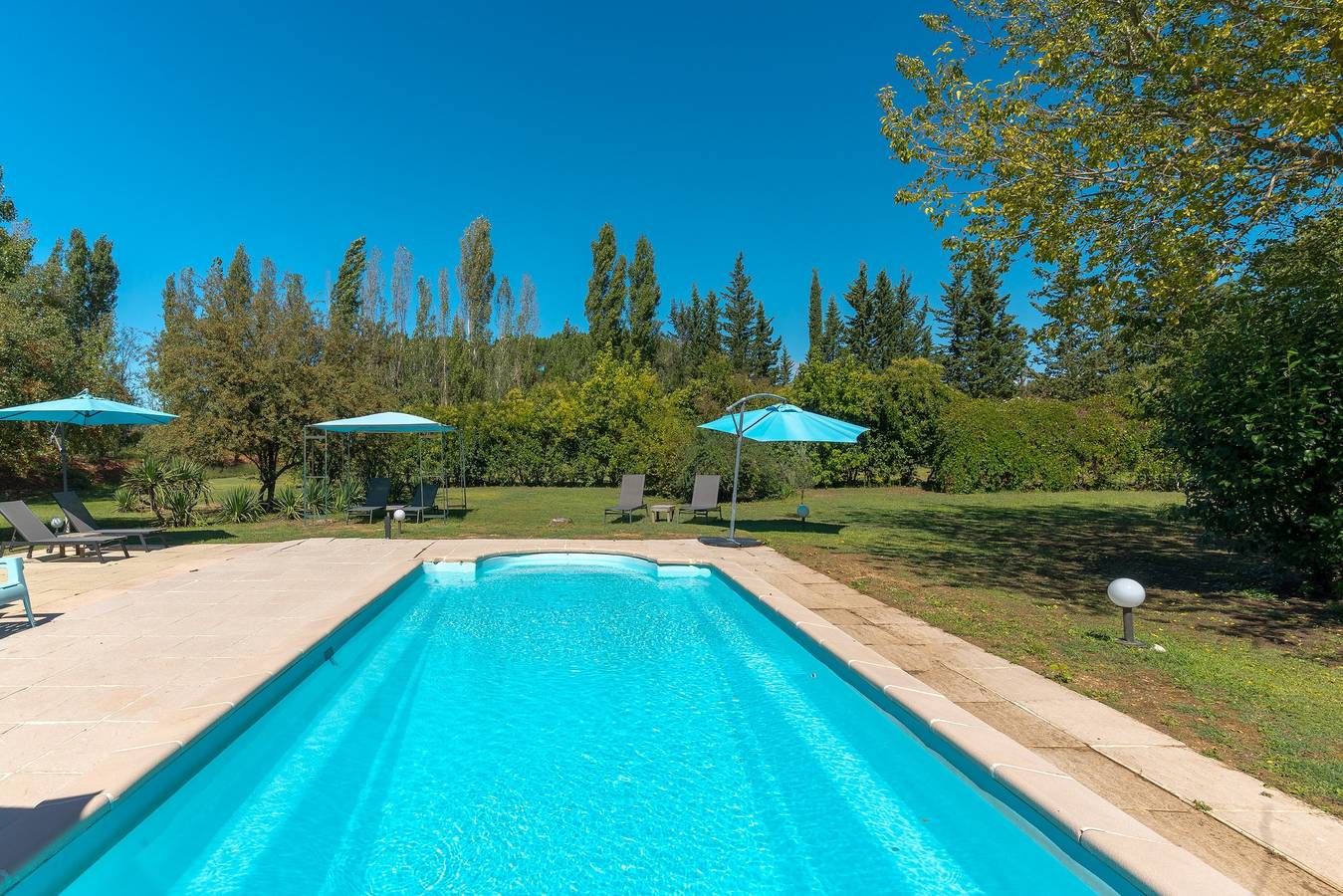 Gîte 'Domaine Plan Des Devens Tendresse' con piscina compartida, Wi-Fi y aire acondicionado in Rosellón, Parque natural regional del Luberon