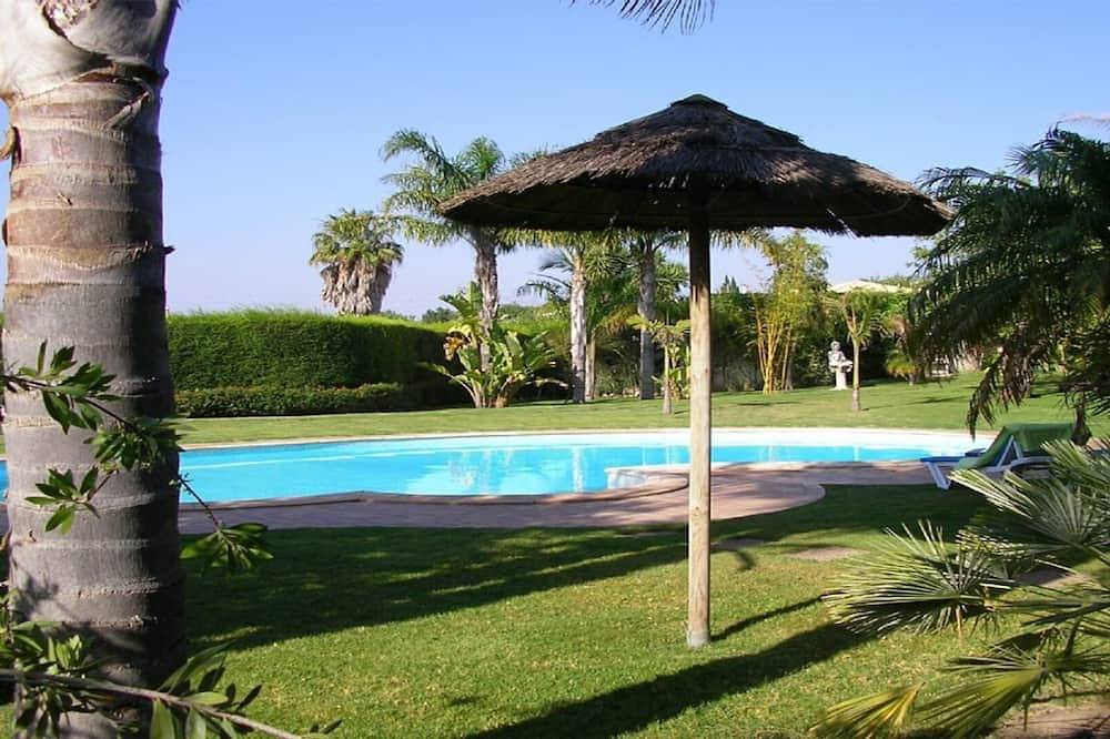 Bungalow with pool, gardens and lake. in Paderne, Faro Distrikt