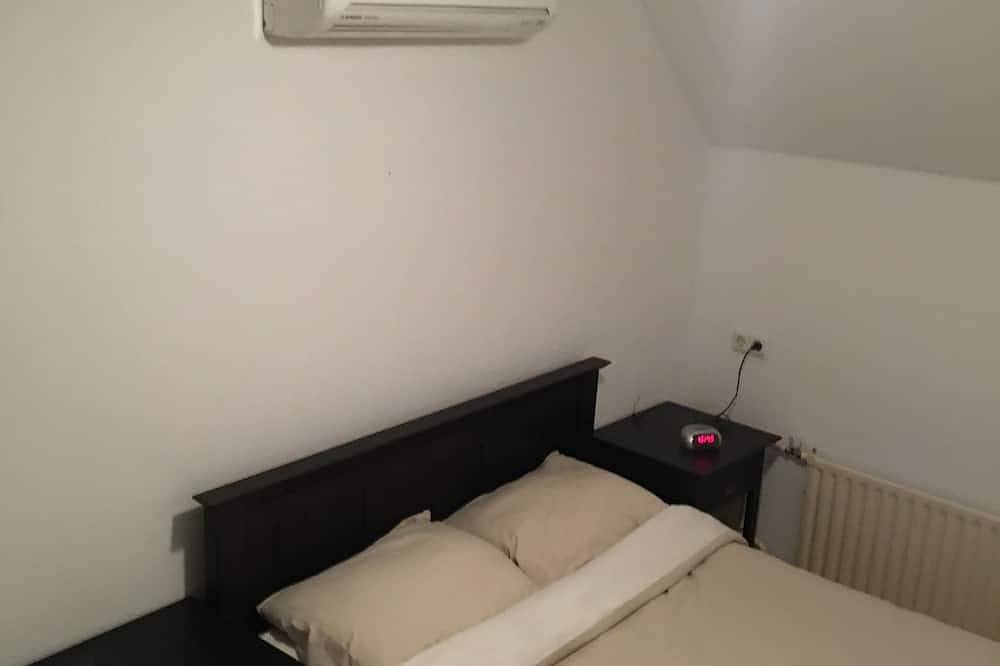 Right in the center across from the stores in Nordbrabant