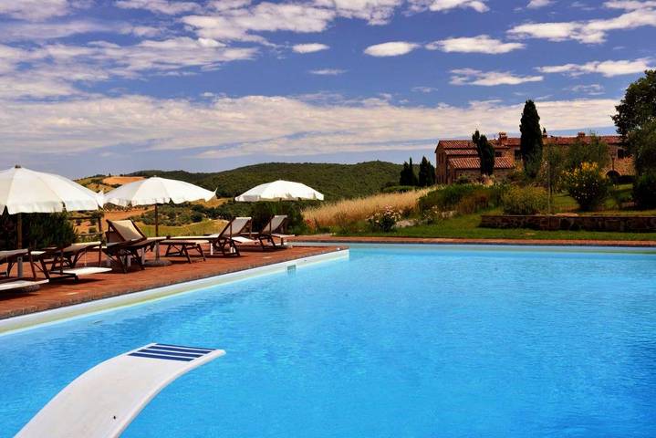 Agriturismo per 2 persone, con giardino e panorama nonché piscina, con animali domestici a Trequanda