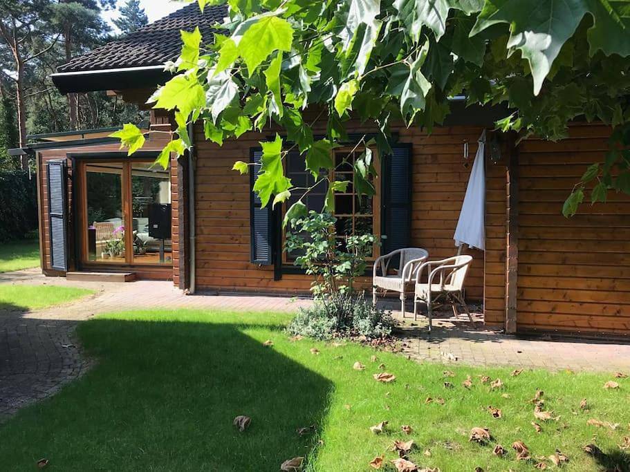 Houten chalet/bungalow in het bos, sauna, jacuzzi in Nationaal Park De Groote Peel