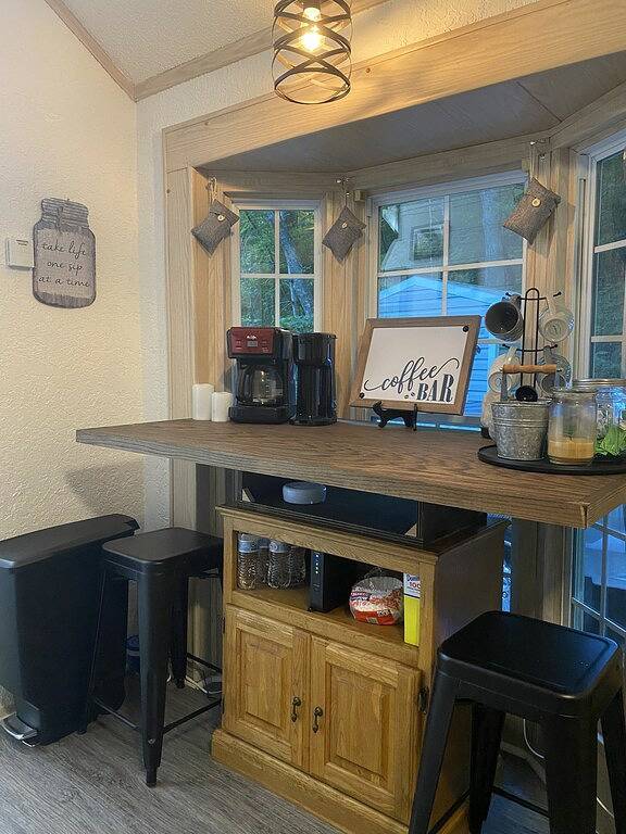 One bedroom cabin in Highlands, Nc on a creek close to everything! in Macon County