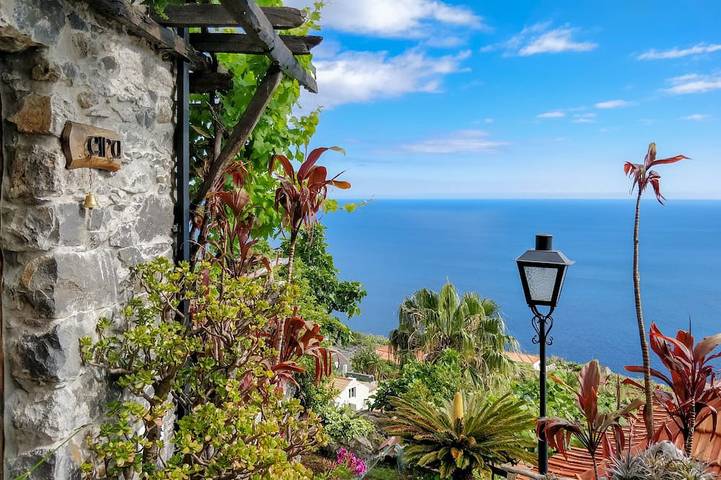 Gîte pour 4 personnes, avec piscine ainsi que jardin et balcon
