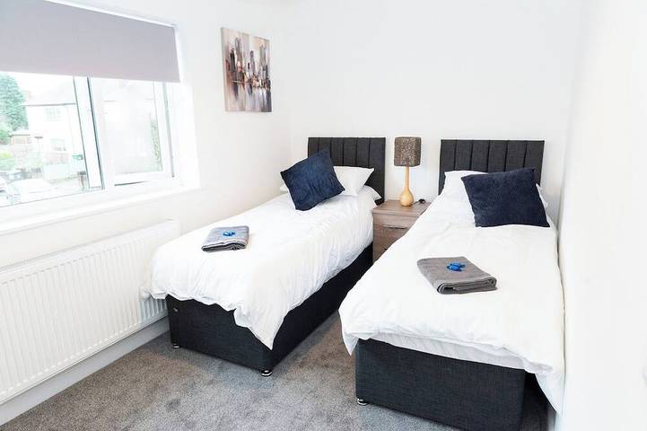 Walk to Tamworth Castle, Modern Home w/ Private in Tamworth (Reino Unido), Staffordshire