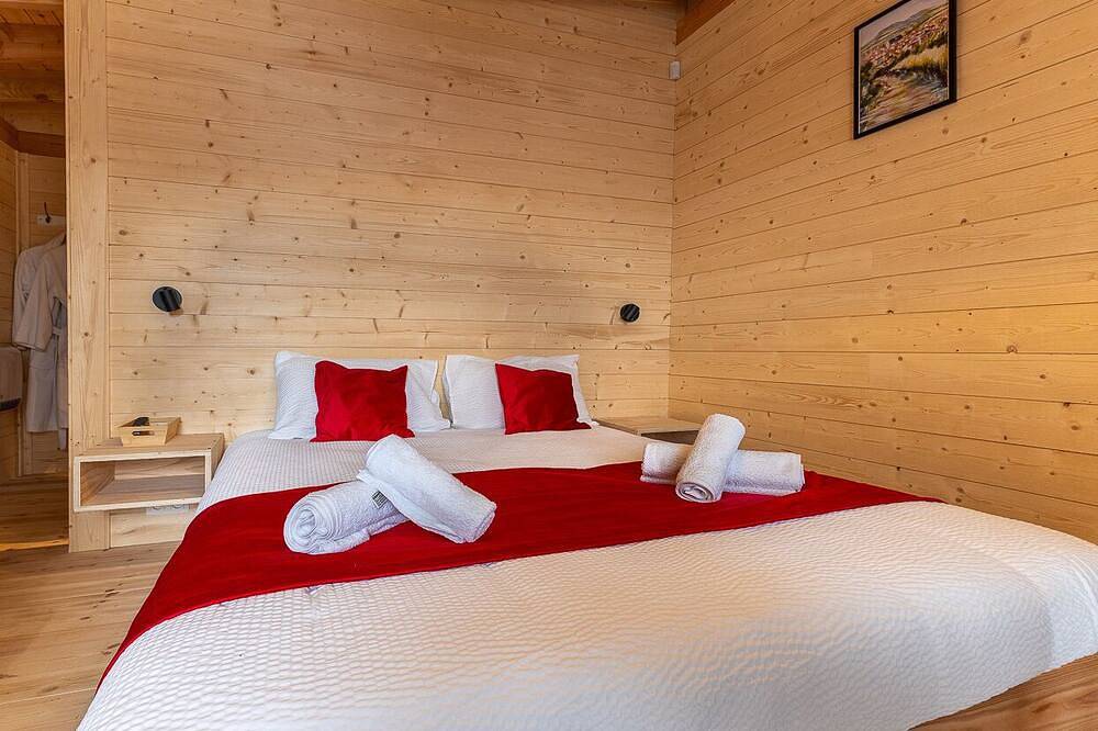 Appartement entier, Lodge celtillos + pmr + 4 saisons in Vic-le-Comte, Parc Naturel Régional Livradois-Forez