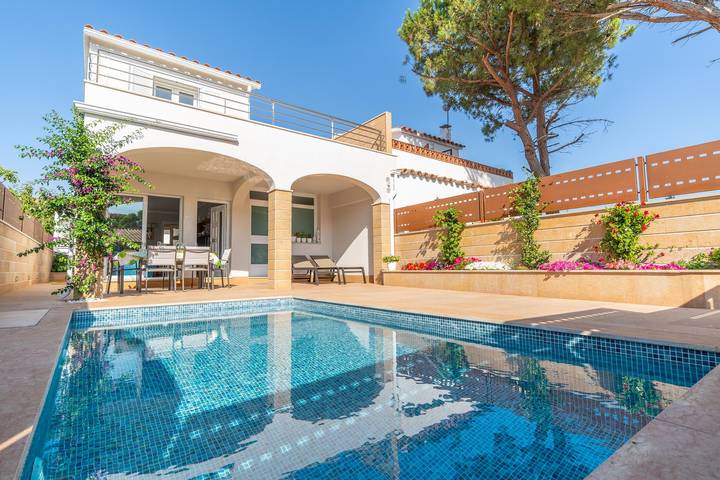 Casa rural para 6 personas, con Balcón además de Terraza y Jardín en La Escala