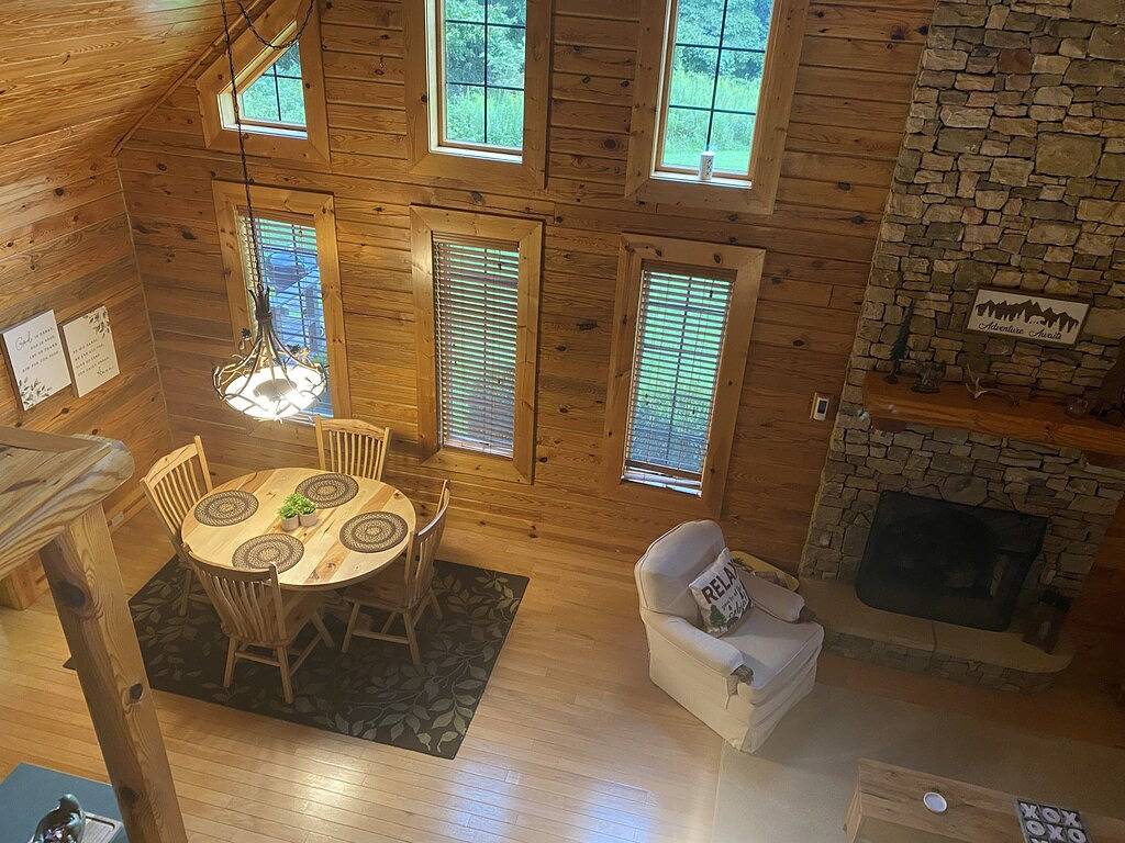 Cooley’s Cottage is a beautiful log home with a hot tub! in Ohiopyle, Pennsylvania