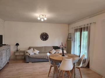 Gîte pour 4 personnes, avec vue et jardin dans Ébreuil