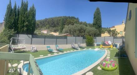 Gîte pour 6 personnes, avec piscine ainsi que jardin et vue à Solliès-Pont
