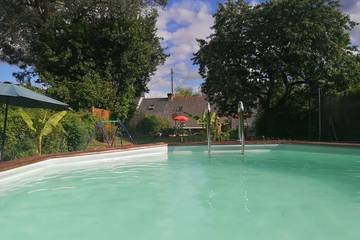 Gîte pour 4 personnes, avec piscine et jardin à Pluméliau