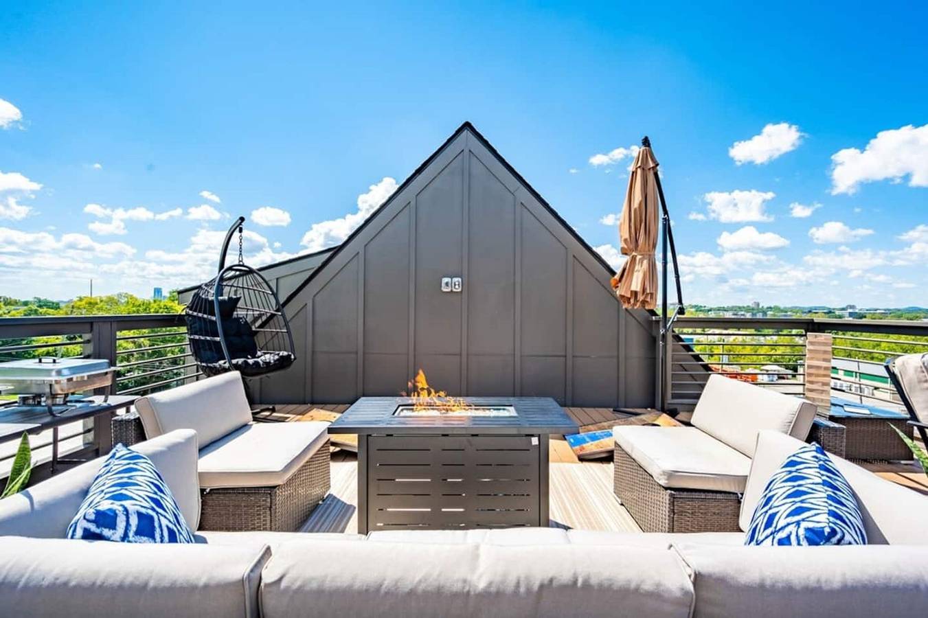 Entire apartment, 10 Min to Dt - Rooftop, Garage, Firepit, W&D in Nashville, Tennessee