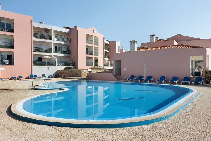 Ganze Wohnung, Ferienwohnung 'Cantinho da Sara I' mit Meerblick, Gemeinschaftspool, Garten, und Klimaanlage in Portimão, Faro Distrikt