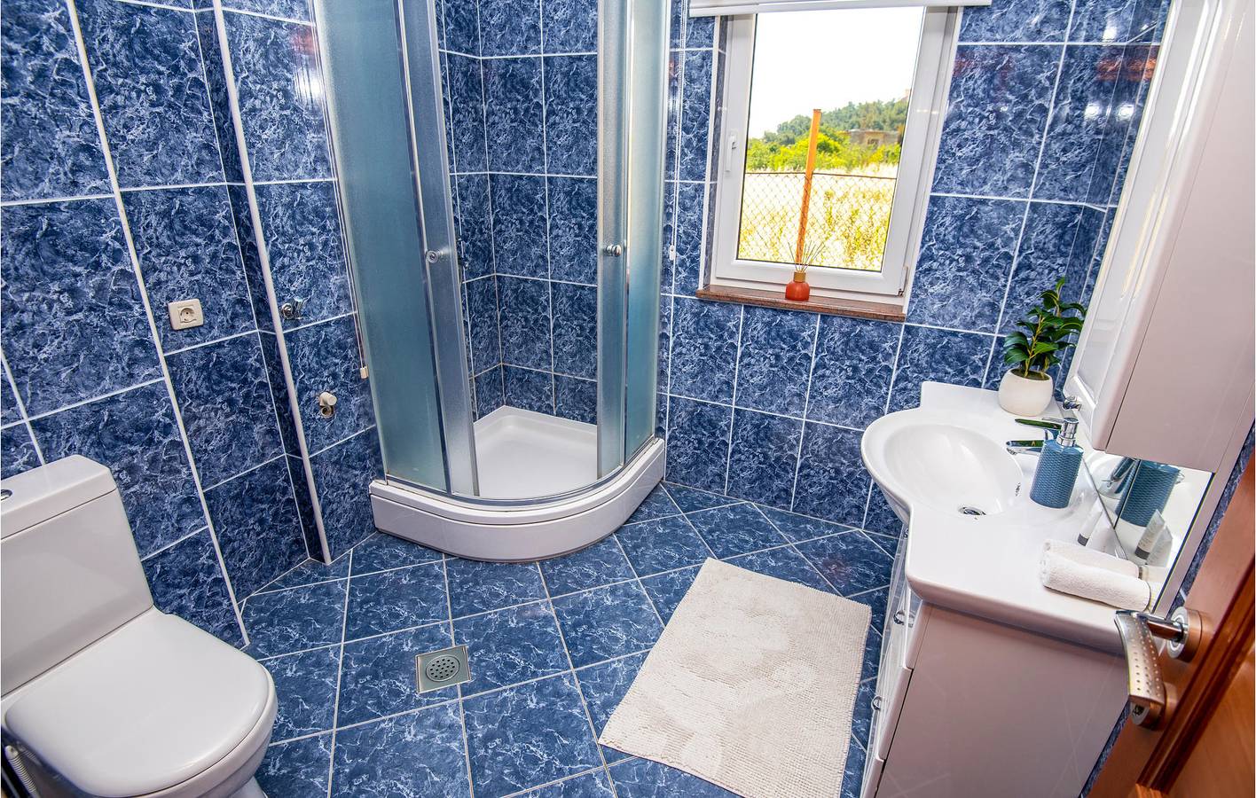 Entire holiday apartment, Cozy Apartment with Terrace, Wi-Fi & Parking, 1km to the Beach in Podstrana, Split-Dalmatia