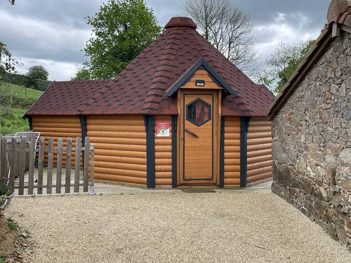 Gîte pour 4 personnes, avec Jacuzzi et Terrasse ainsi que Jardin et Piscine