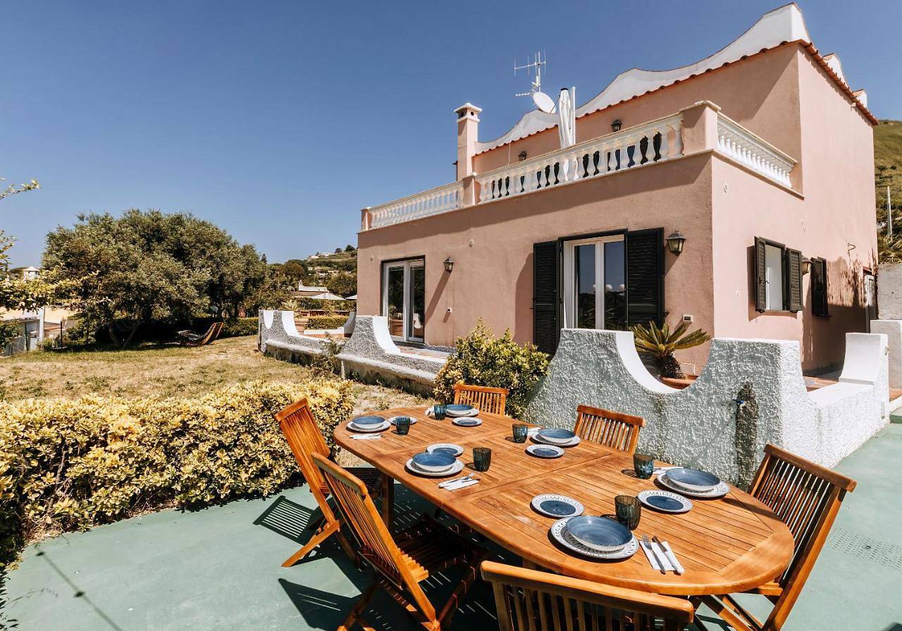 Villa Dolcevita Garden, Pool & Private Parking in Chiaia, Forio