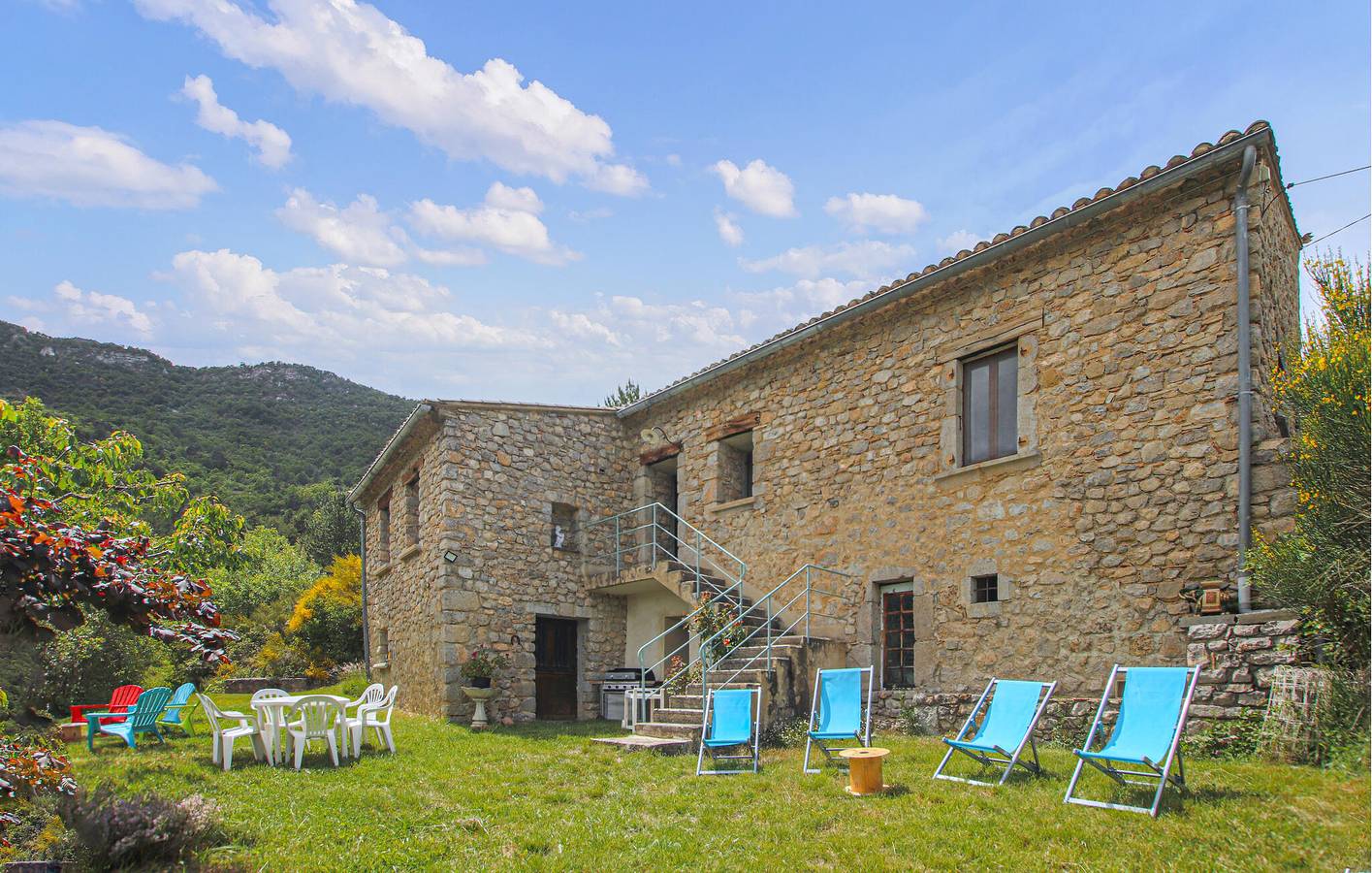 Appartement spacieux avec vue panoramique et garage près de la rivière L'Oule in La Motte-Chalancon, Région de Die