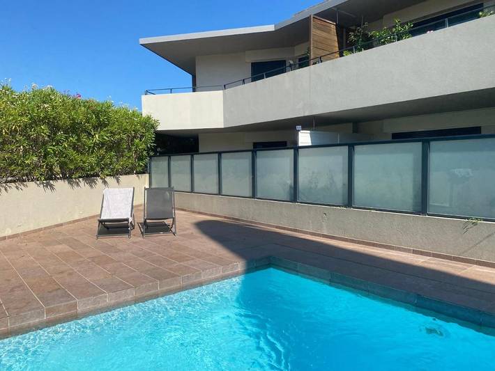 Apartamento de vacaciones para 4 personas, con vistas además de piscina y jardín - 1