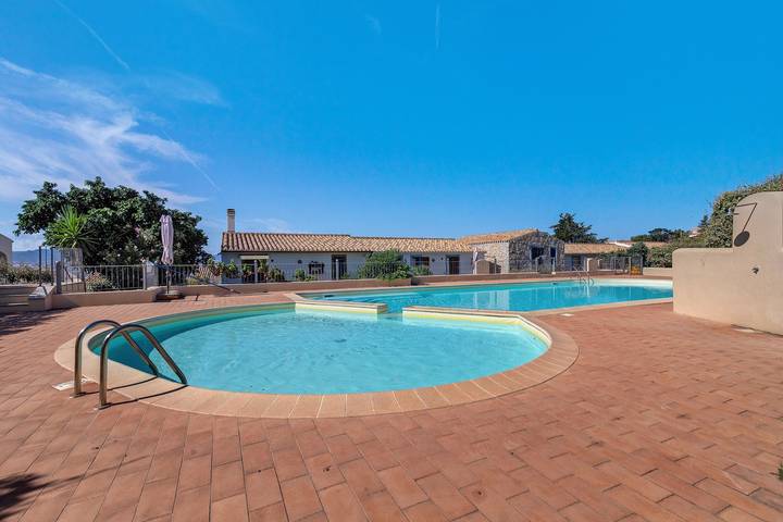 Casa vacacional "Villa Vigna" con vistas al mar, piscina y Wi-Fi in Badesi, Olbia-Tempio