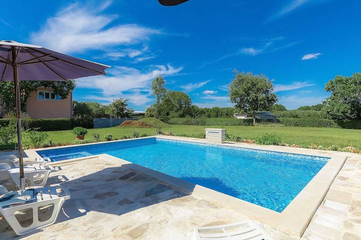 Ferienhaus für 9 Personen, mit Pool und Garten sowie Balkon - 1