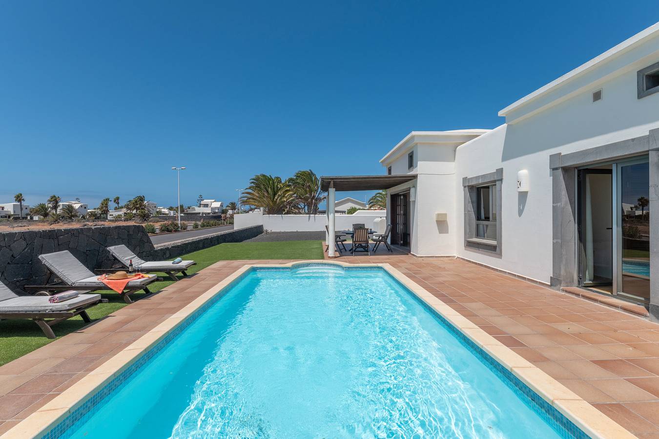 Entire apartment, Villa d'prima linea la goleta con piscina privata riscaldata e la connessione wi-fi gratuita in Montaña Roja, Yaiza
