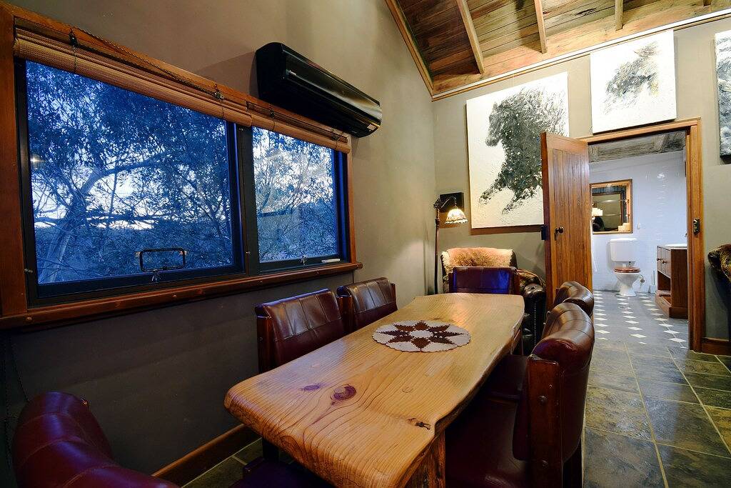 Bush Grove auf der schneebedeckten Fluss in Jindabyne, New South Wales