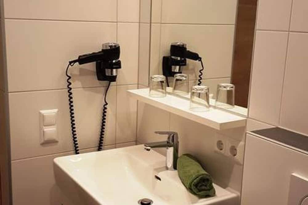 Doppelzimmer, Dusche oder Bad, Balkon - Pension Jägerhof in Mallnitz, Nationalpark Hohe Tauern