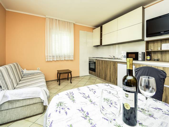 Ferienwohnung für 2 Personen, mit Balkon und Terrasse in Starigrad - 2