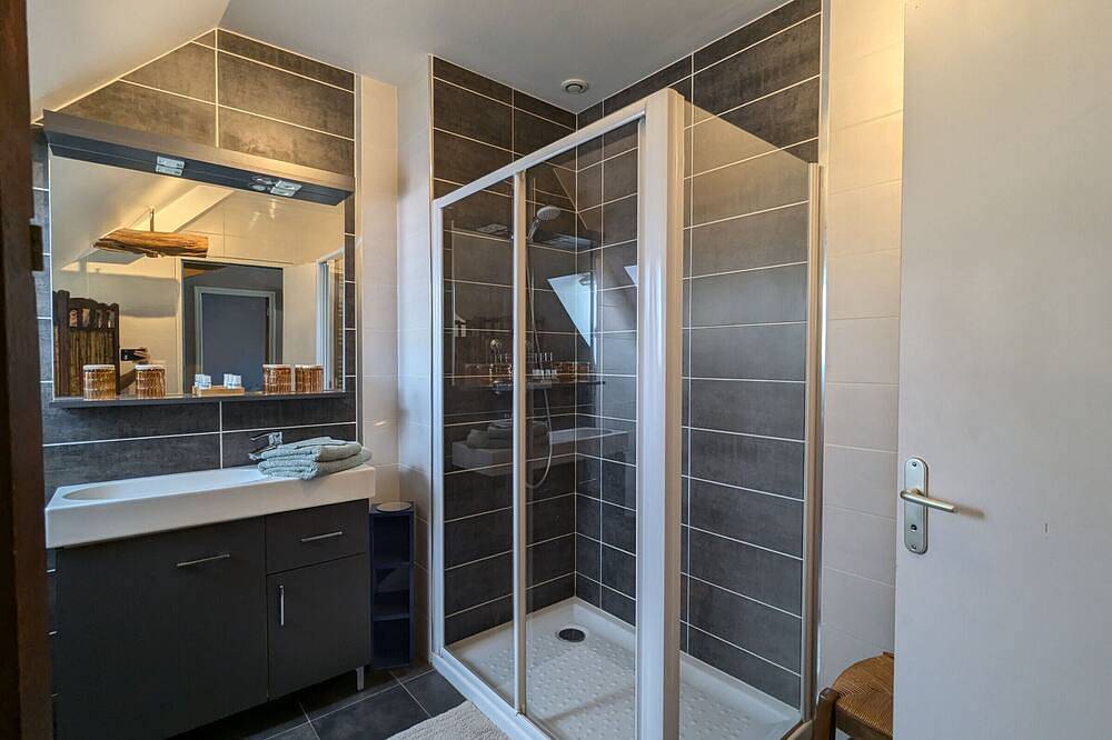 Gemütliches Zimmer mit Sitzecke und Frühstück in Châteauroux, Châteauroux und Umgebung