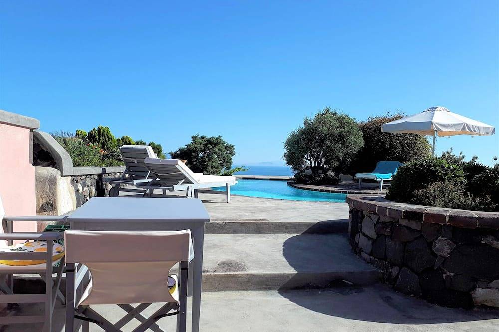 Entire apartment, Christa's Home\ncomfortable studio for 2 people, pool, breathtaking  seeview in Oia, Santorini