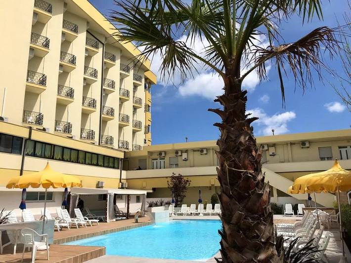 Appartamento per 5 persone, con Balcone e Idromassaggio nonché Terrazza e Piscina per bambini a Torre Pedrera